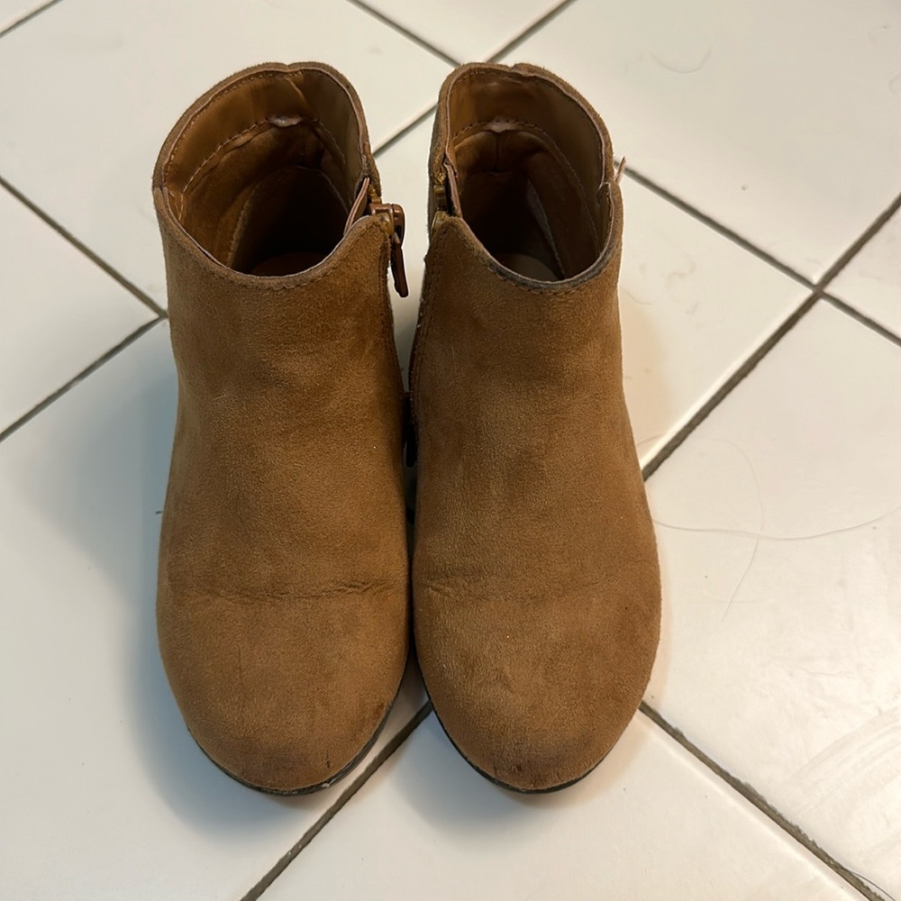 Cat & Jack size 9 suede-like tan booties